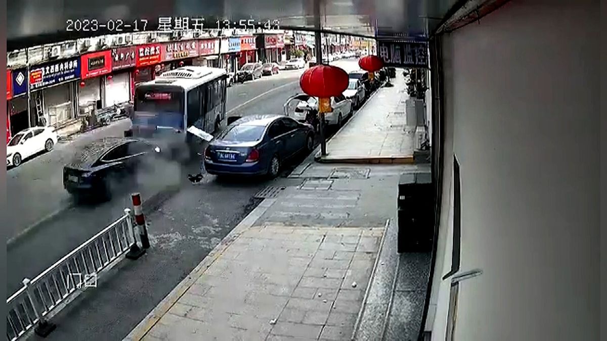Další dva případy „splašených“ vozů Tesla v Číně skončily vážnými nehodami